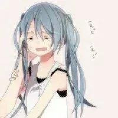 印度男子头插砍刀淡定玩手机